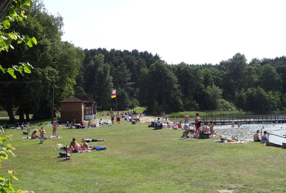 Trawnik do opalania w lido "Weißer See", © Mecklenburgische Kleinseenplatte Touristik GmbH
