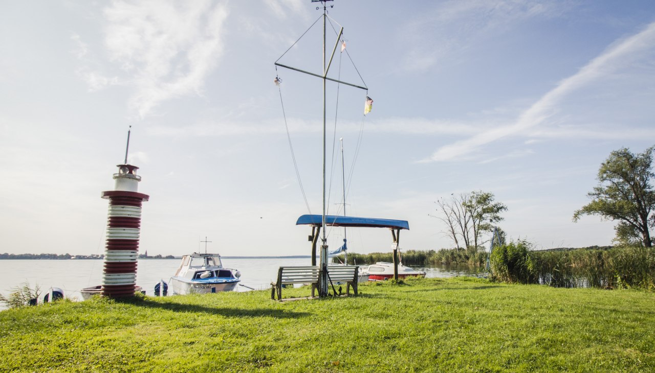 Siedząc wygodnie na małym molo z widokiem na lagunę do Neuwarp (Polska), © Philipp Schulz