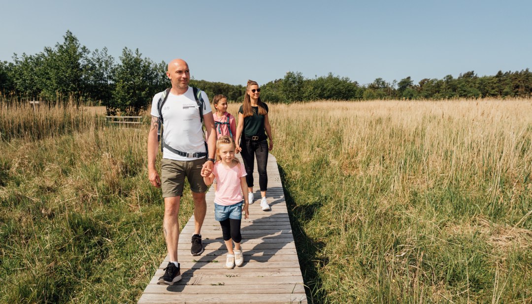 In het Nationaal Park Vorpommersche Boddenlandschaft gaat het gezin op een spannende ontdekkingstocht midden in de ongerepte natuur.
