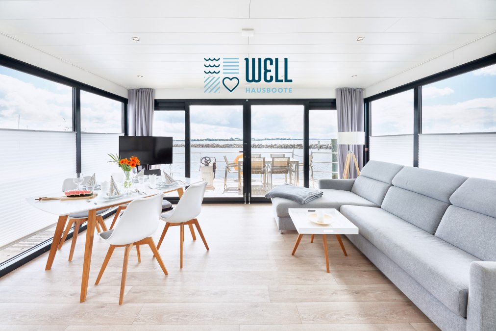 Woon/eetkamer interieur woonboot met grote schuifdeur naar het boeg terras, © Lars Franzen
