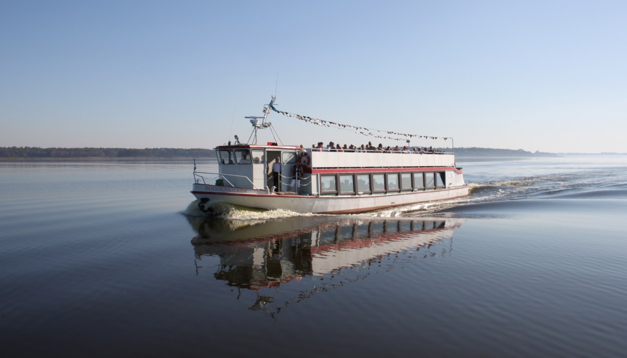 Met de MS Boddenkieker van Ribnitz naar Dierhagen en Wustrow, © Fahrgastbetrieb Kruse u. Voß