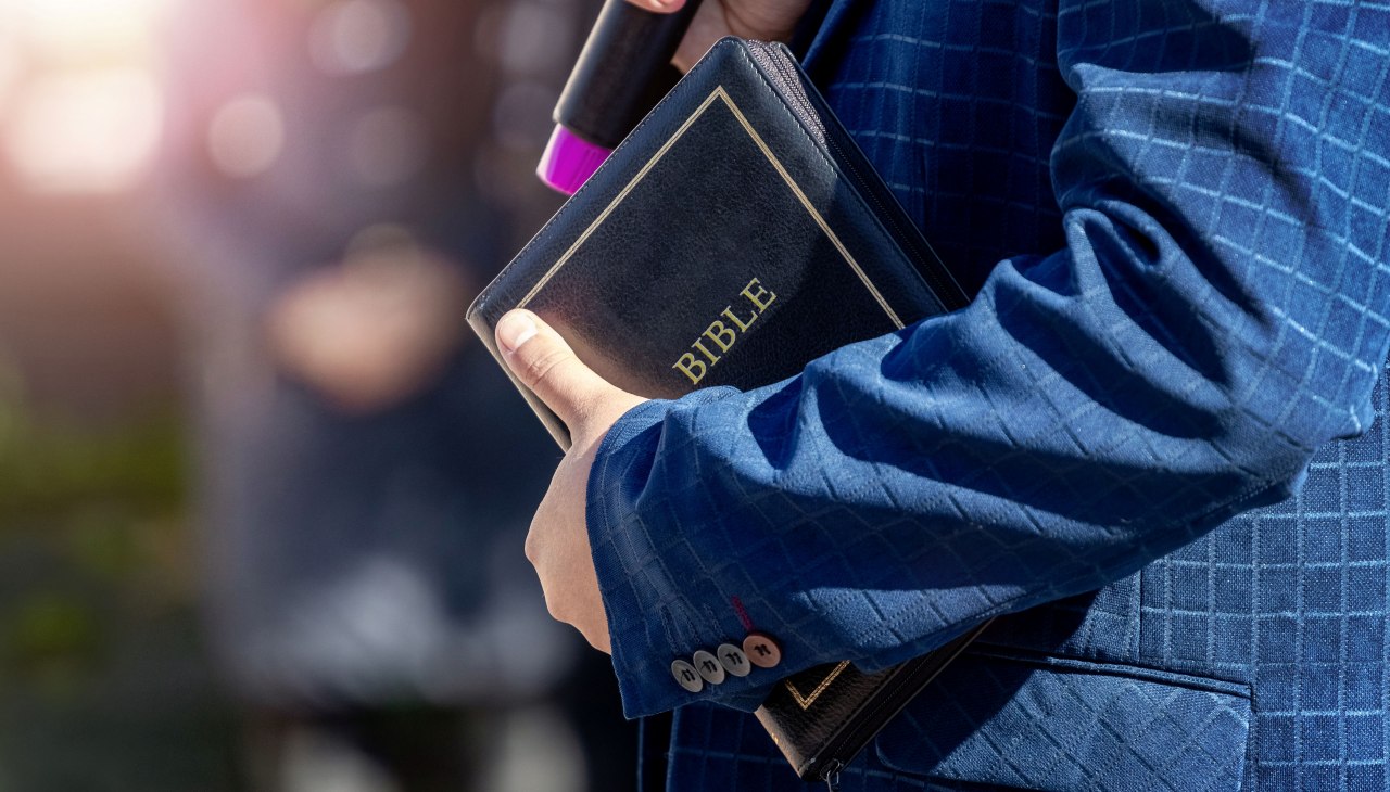 A man holds a Bible in his hand., © AdobeStock A man holds a Bible in his hand., © AdobeStock
