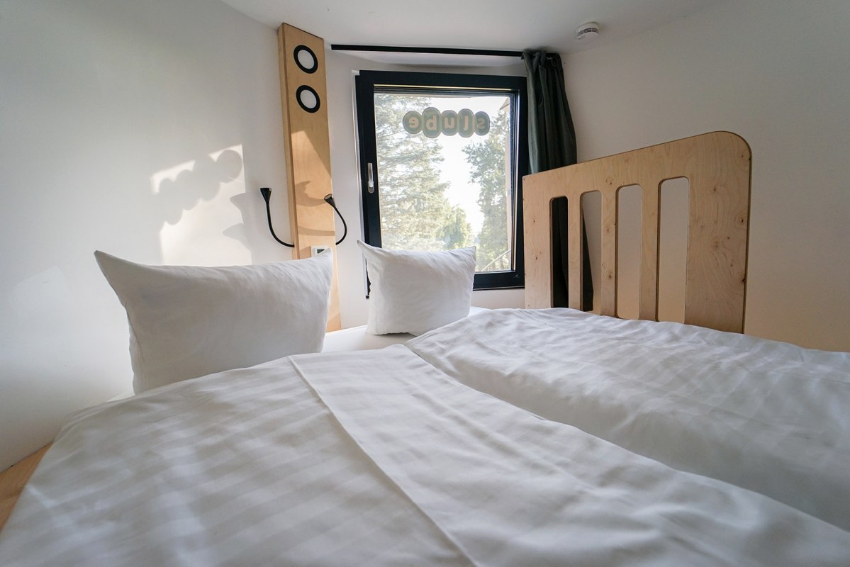 Slaapgedeelte in de slube hoteltoren met twee bedden // &copy; slube