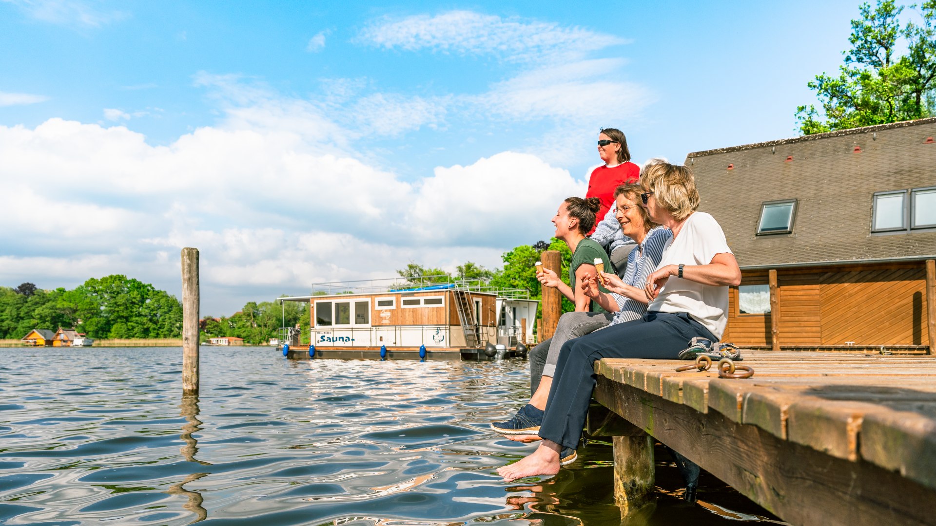 De steiger voor Mirow Castle is een geweldige plek om een praatje te maken. De woonboot op de achtergrond ligt even uit te rusten. // &copy; MV-T/Tiemann