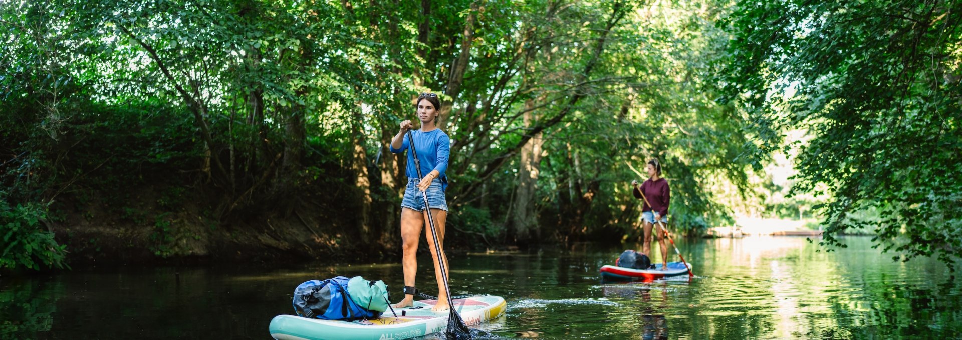 Luisa en Susi glijden bijna meditatief door het betoverde Bolterkanaal in de richting van Müritz., © TMV/Gross