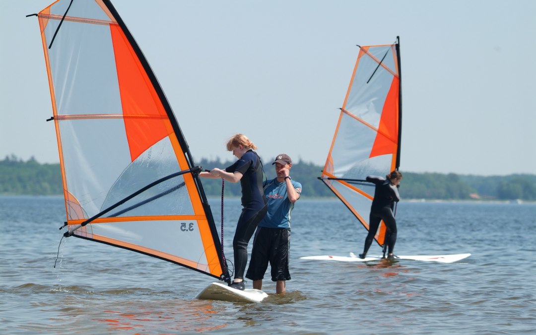 Surfen op de Deense Wieck bij het strand van Eldena, © Segelschule Greifswald Dieter Knopp