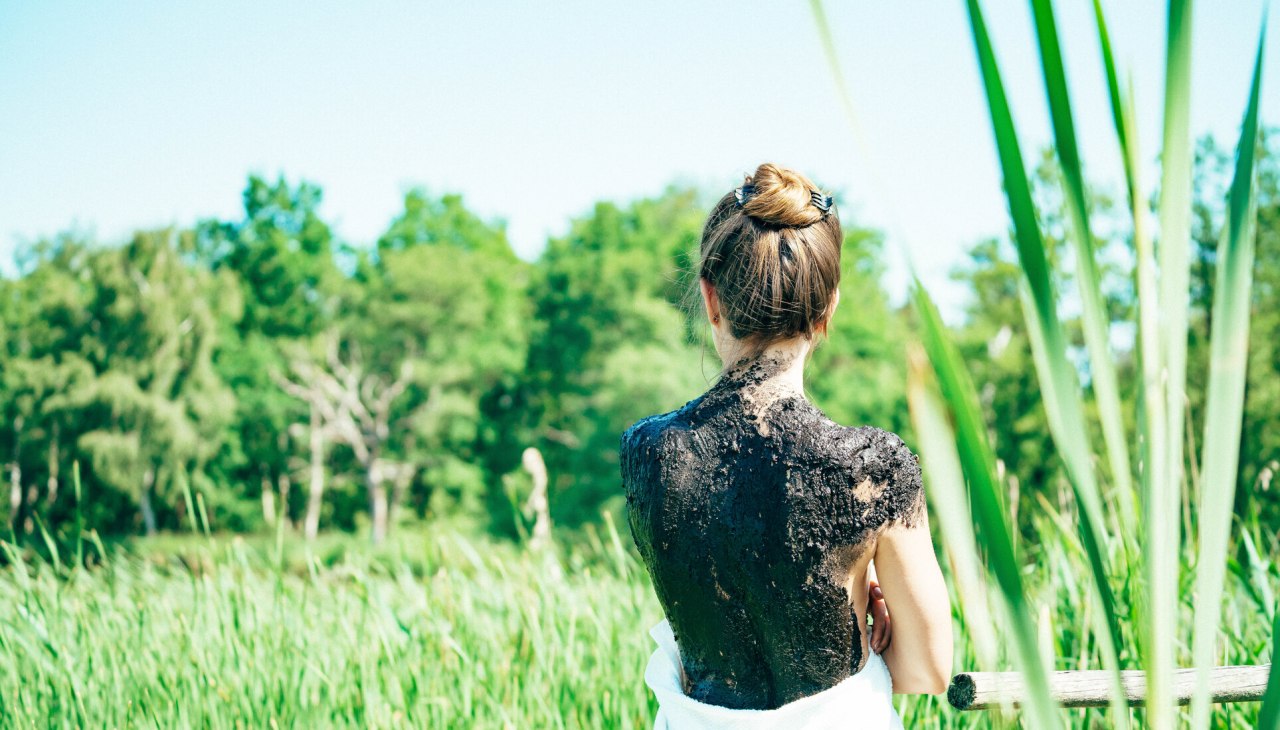 De turf rond Bad S&uuml;lze wordt op de rug aangebracht als een gezondheidskuur, &copy; TMV/Petermann