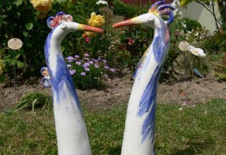 Keramik-Kraniche im Rosengarten // &copy; Rosentau-Keramik/Rehfeld