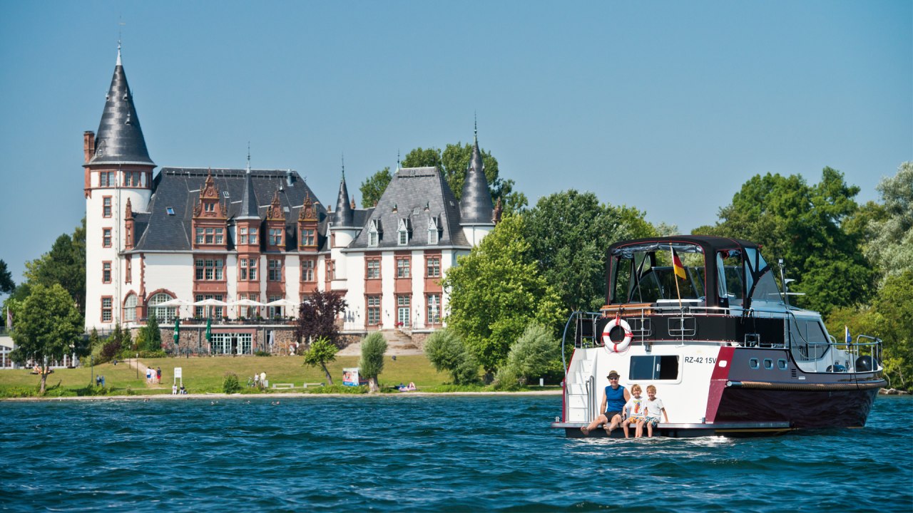 Z łodzią mieszkalną na rzece Müritz przed zamkiem Klink // © Yachtcharter Schulz Z łodzią mieszkalną na rzece Müritz przed zamkiem Klink // © Yachtcharter Schulz