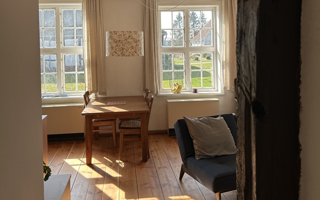 Flat met oude meubels en nieuwe charme - en veel ruimte om te werken, te wonen en je goed te voelen, © Werk Gut Wohnen Schlatkow eG