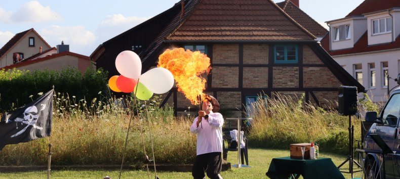 Vuurkunstenaar kapitein Heinrich Tarnewitz in actie, &copy; Sabine St&ouml;ckmann