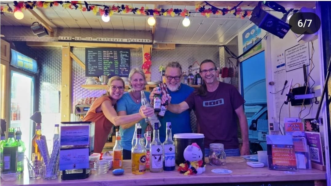kitesafe.de BeachBar - BarTeam in actie // © kitesafe.de kitesafe.de BeachBar - BarTeam in actie // © kitesafe.de