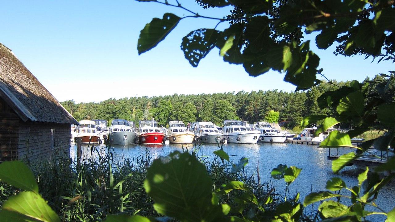 Houseboats from Yachtcharter Schulz in the harbor of Marina Eldenburg, © Yachtcharter Schulz Houseboats from Yachtcharter Schulz in the harbor of Marina Eldenburg, © Yachtcharter Schulz