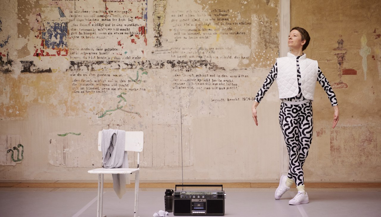 Danser voor lichtgekleurde muur - Stoel - Radio, &copy; Stephan Floss