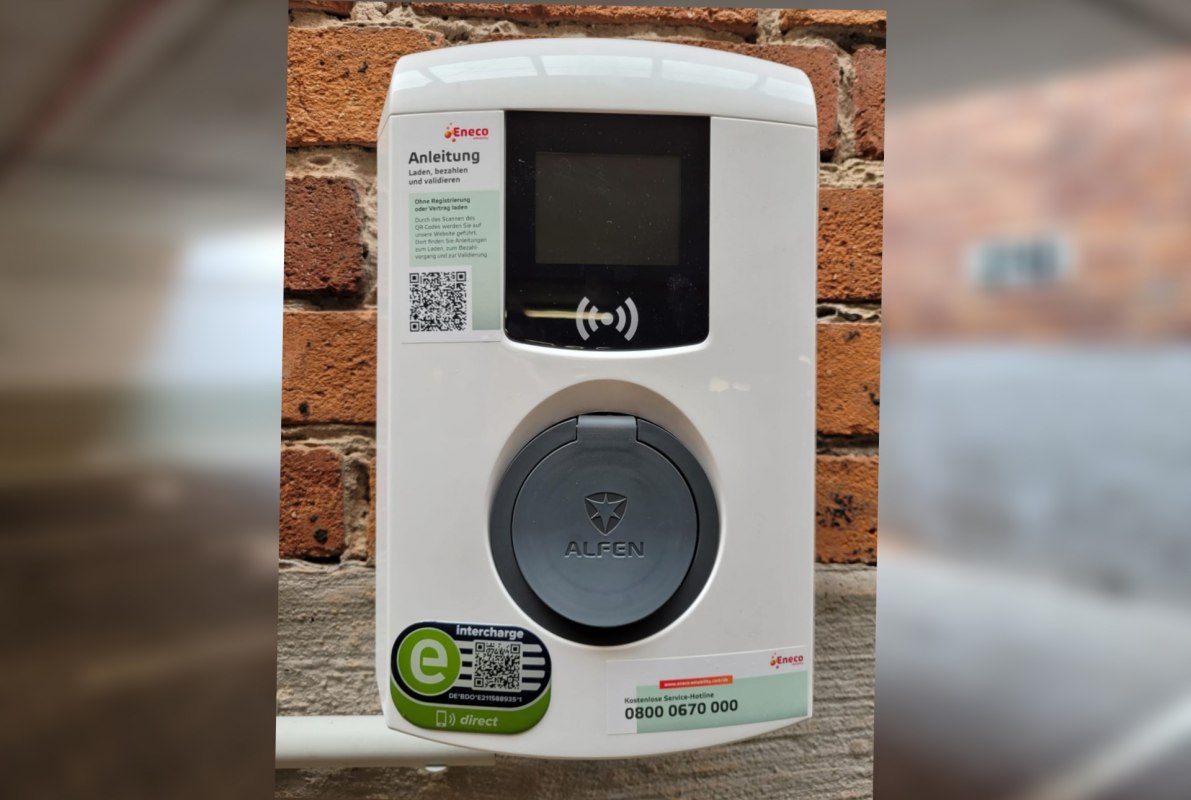 Parking ze stacją ładowania samochod&oacute;w elektrycznych przy muzeum morskim, &copy; TZ HST