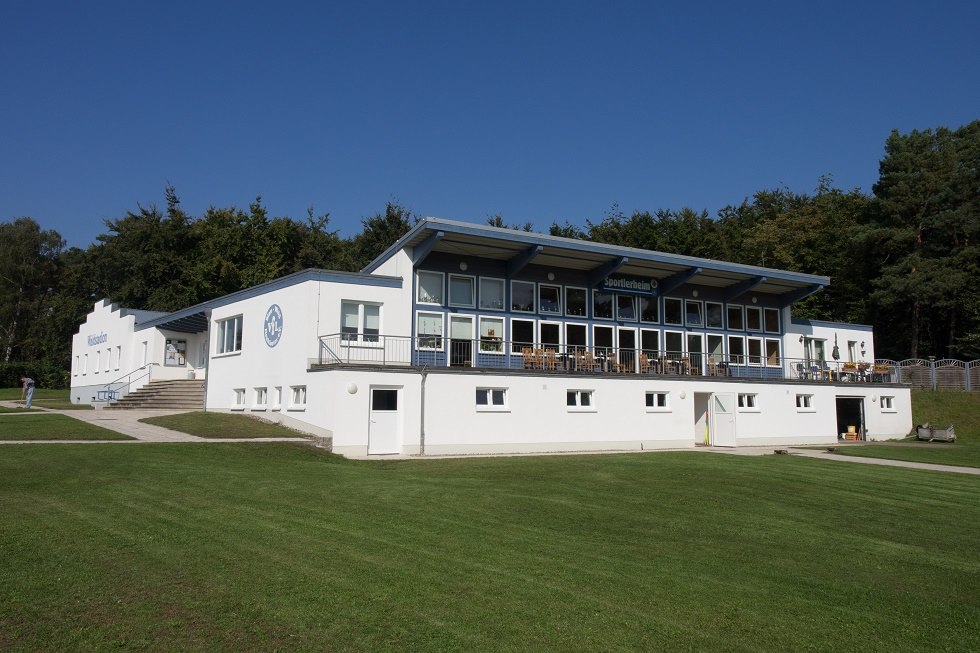 Dom klubowy na terenie Waldstadionu. // © Frank Burger Dom klubowy na terenie Waldstadionu. // © Frank Burger
