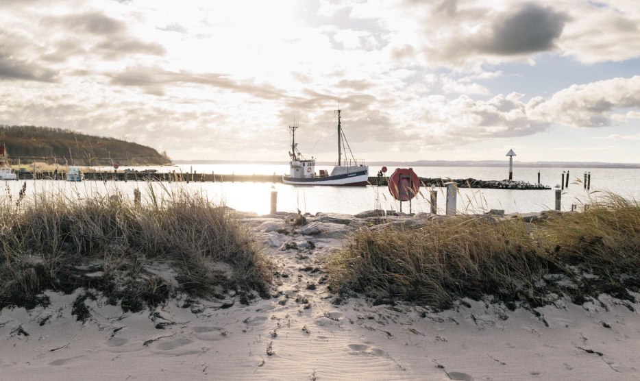 Walk on the beach with a view of a fishing cutter lying in the Baltic Sea in the harbor of Timmendorf on the island of Poel. // &copy; MV-T/Meckel
