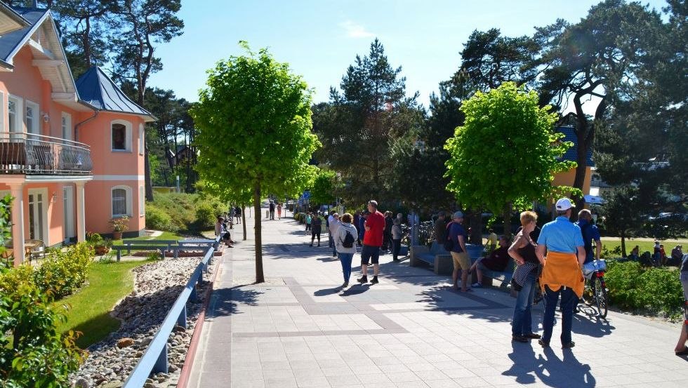 De promenade in de kustplaats aan de Oostzee Trassenheide is ook toegankelijk voor mensen met een mobiliteitsbeperking., © Eigenbetrieb Kurverwaltung Ostseebad Trassenheide