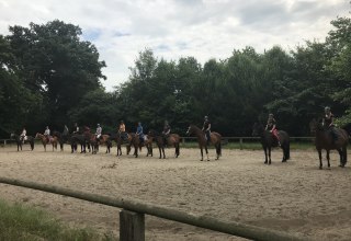Formation bilden vor dem großen Ausritt nach Bömitz // © Karoline Görs Formation bilden vor dem großen Ausritt nach Bömitz // © Karoline Görs