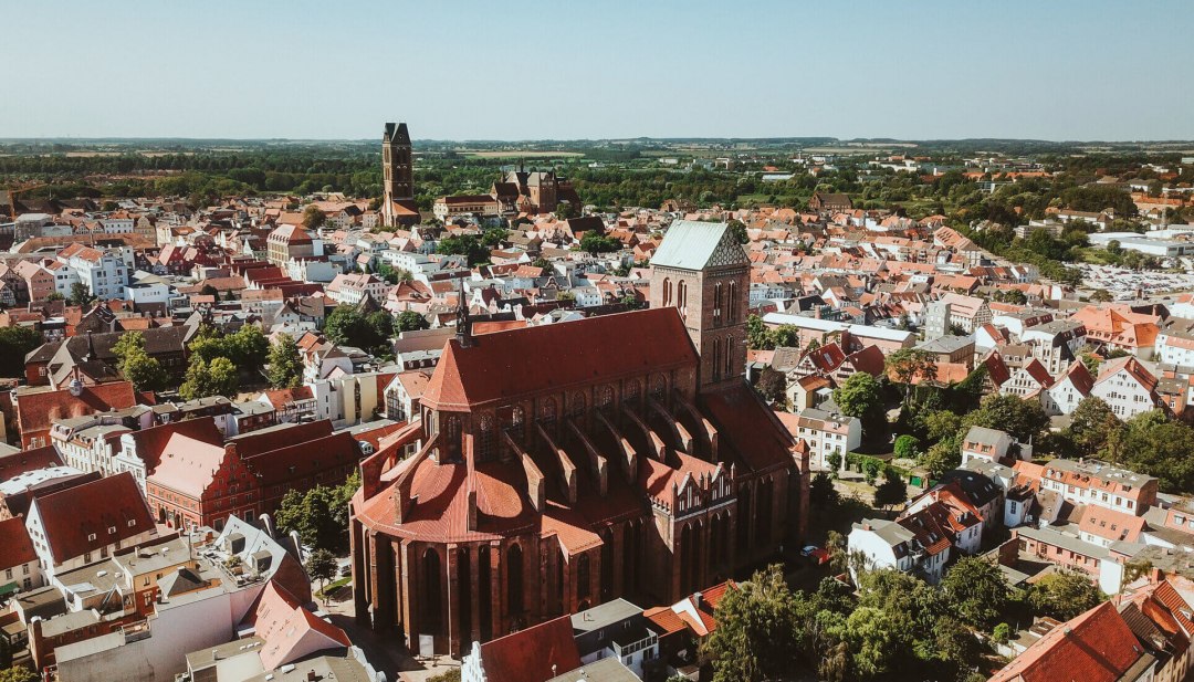 Luchtfoto van de Hanzestad Wismar met de Sint-Niklaaskerk. // © MV-T/Friedrich Luchtfoto van de Hanzestad Wismar met de Sint-Niklaaskerk. // © MV-T/Friedrich