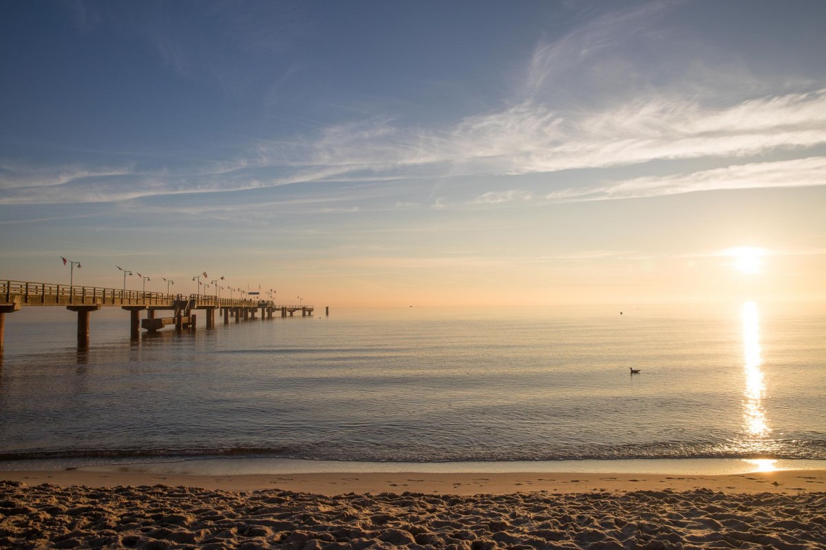 De pier in de kustplaats aan de Oostzee Göhren - bijzonder indrukwekkend bij zonsopgang, © KV Göhren / Stöver De pier in de kustplaats aan de Oostzee Göhren - bijzonder indrukwekkend bij zonsopgang, © KV Göhren / Stöver