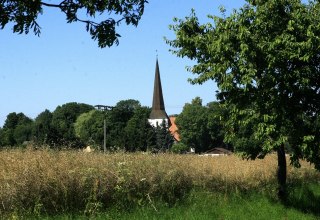 Blick auf den Turm der Gro&szlig; Bisdorfer Kirche // &copy; Sabrina Wittkopf-Schade