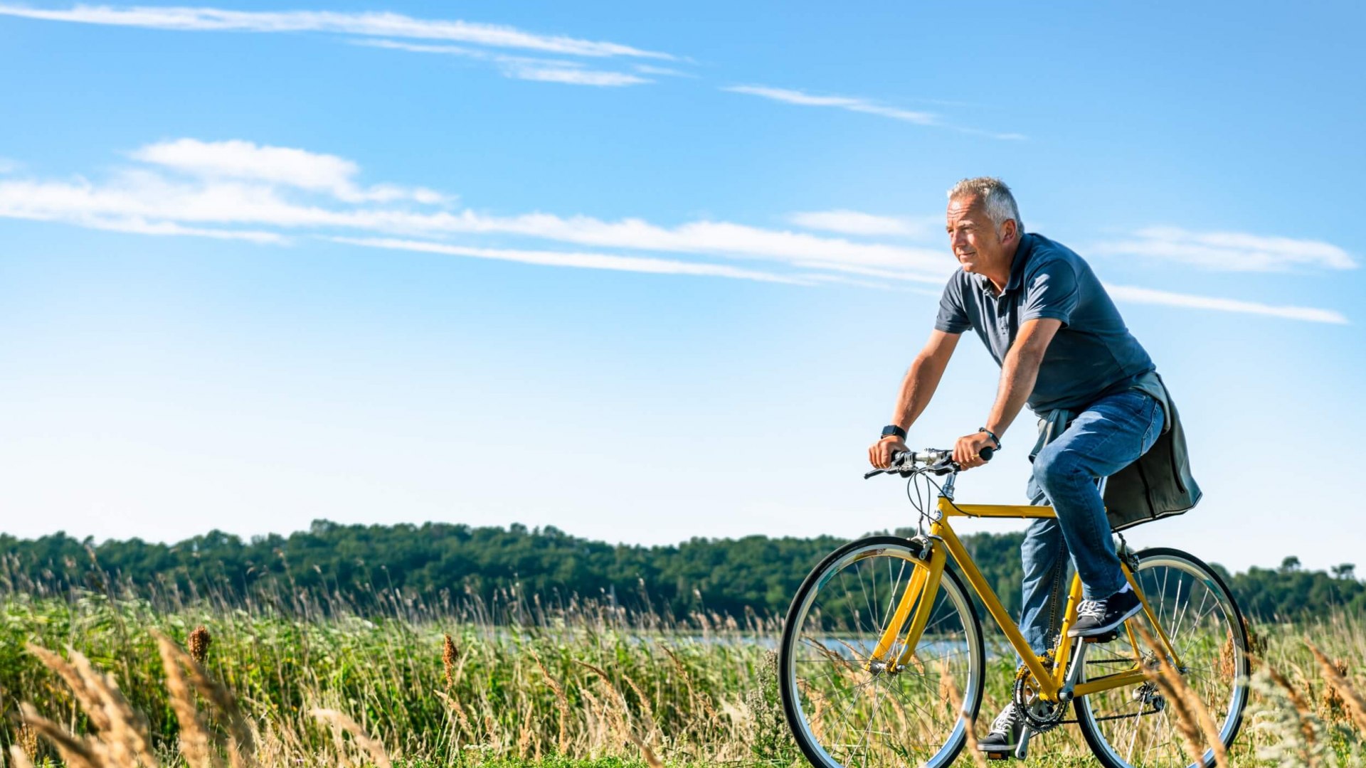 Een fietser in de zon op Rügen