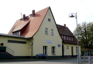 Widok stacji kolejowej z zewnątrz // © Sabrina Wittkopf-Schade Widok stacji kolejowej z zewnątrz // © Sabrina Wittkopf-Schade