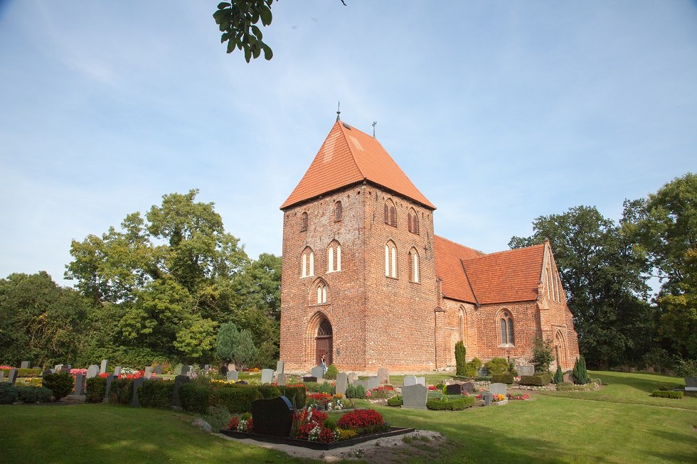 Otoczony cmentarzem: kościół w Groß Eichsen., © Frank Burger