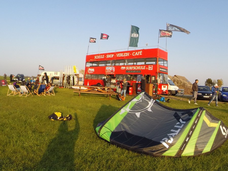 De SURFBUS op de perfecte vlakwaterplek in Saal., © Supremesurf