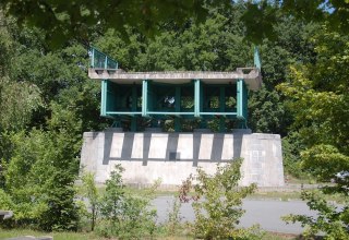 Het brugmonument ligt ten oosten van de Elbe., &copy; Gabriele Skorupski