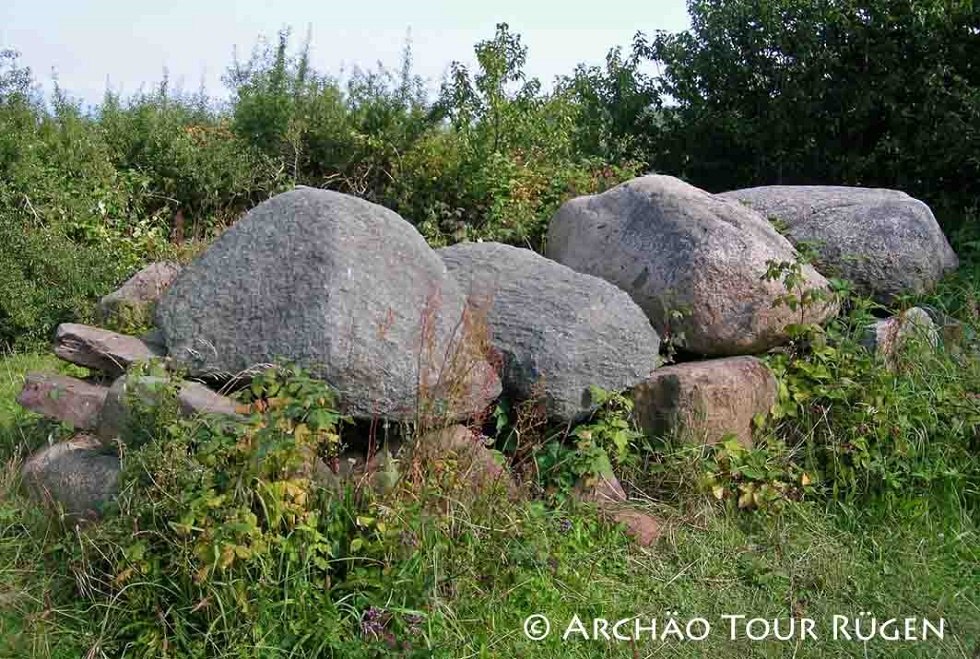de megalithische graftombe van Nipmerow aan de noordelijke rand van een grindgroeve, © Archäo Tour Rügen