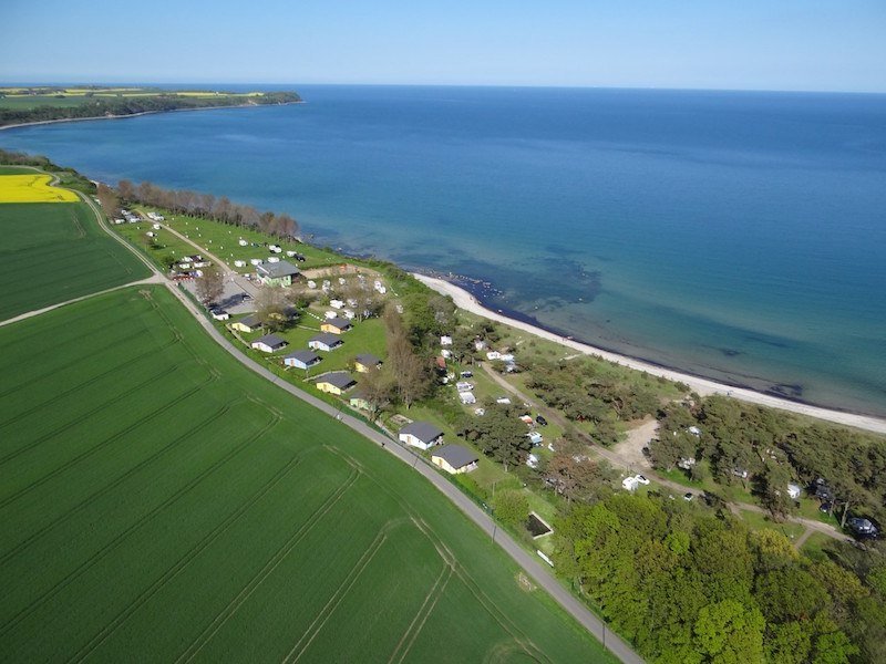 Widok z lotu ptaka na KNAUS Camping and Holiday Home Park Rügen // © Helmut Knaus KG Widok z lotu ptaka na KNAUS Camping and Holiday Home Park Rügen // © Helmut Knaus KG
