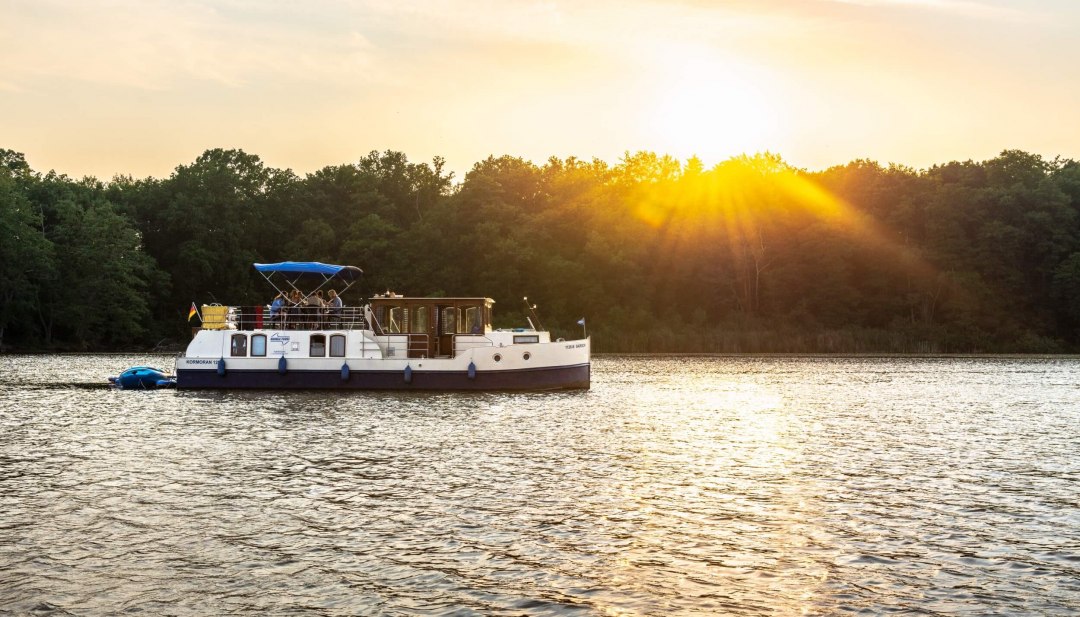 De vrienden glijden vrolijk de zonsondergang van Mecklenburg tegemoet // © MV-T/Tiemann De vrienden glijden vrolijk de zonsondergang van Mecklenburg tegemoet // © MV-T/Tiemann