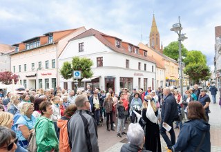 Large crowds for the city tour with the mayor and Duchess Anna // &copy; Antje Fr&ouml;hlich