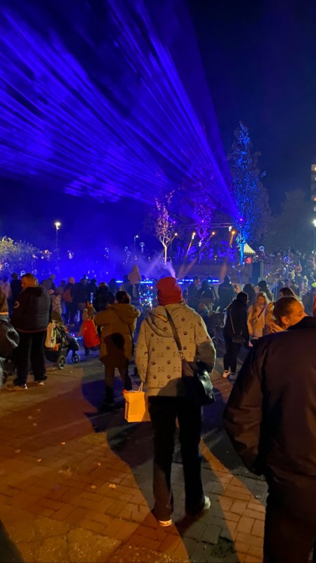 "Wyrusza procesja z lampionami - osadzona w kolorowym pokazie świetlnym"., &copy; LGE-MV