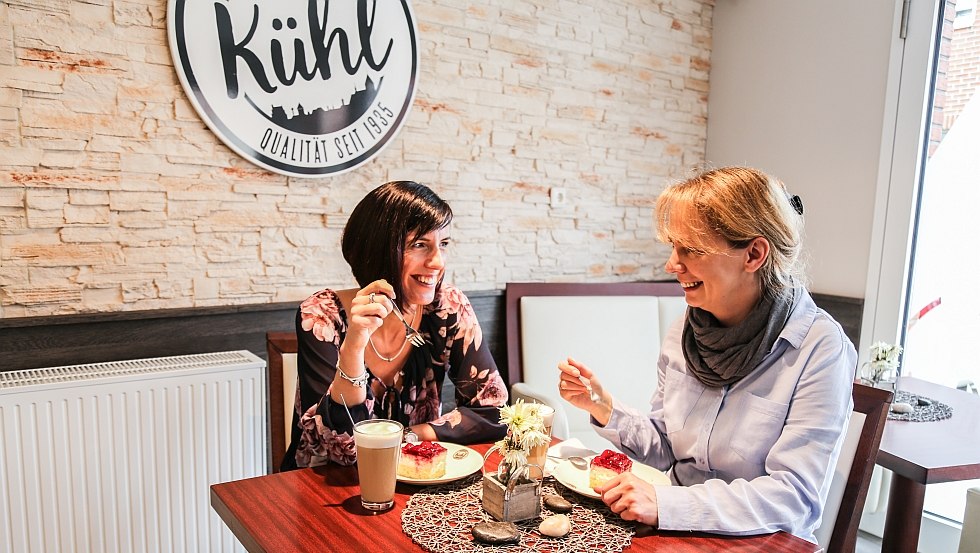 We spoil you with coffee specialties, snacks, delicious cakes & homemade pies // © Stadtbäckerei Kühl GmbH & Co. KG / Andrea Kunath We spoil you with coffee specialties, snacks, delicious cakes & homemade pies // © Stadtbäckerei Kühl GmbH & Co. KG / Andrea Kunath