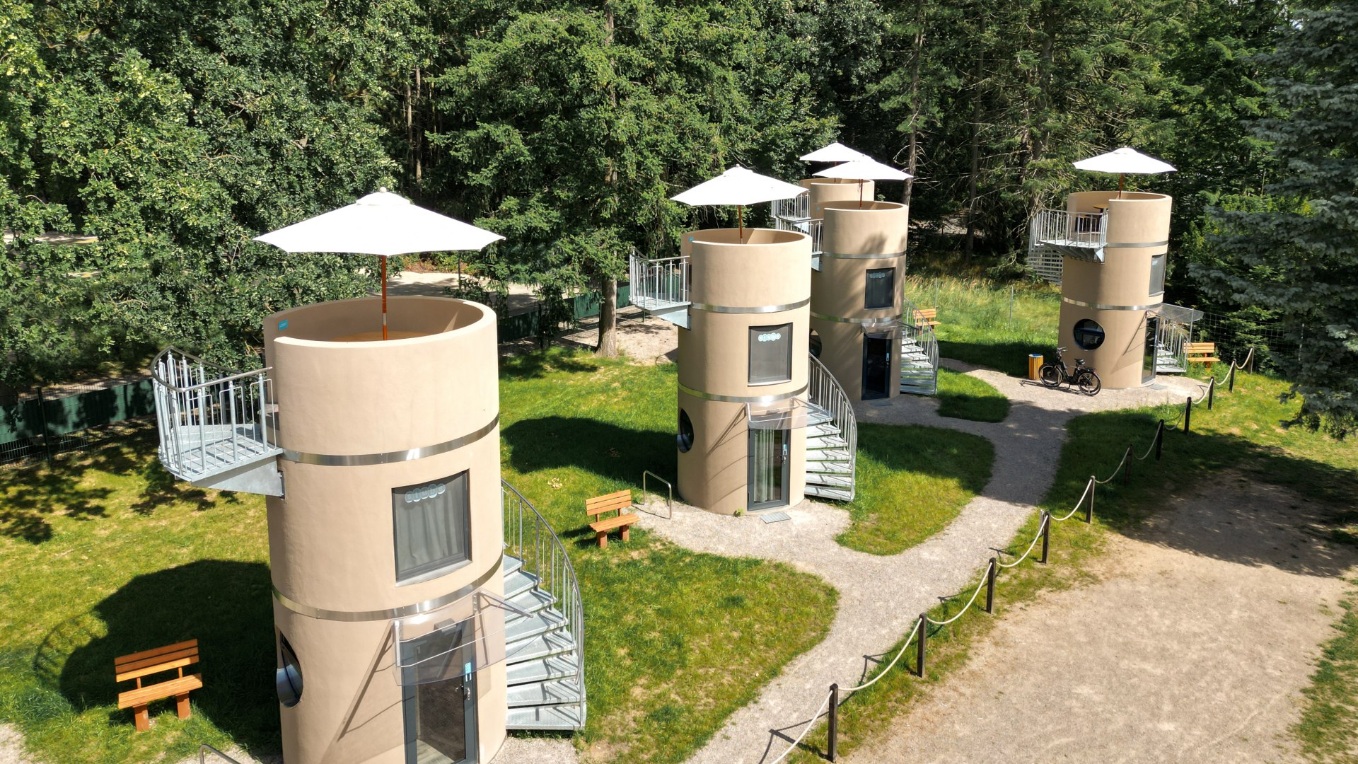 De Slubes bieden een uitzonderlijke accommodatie-ervaring die zacht, regionaal toerisme combineert met ultramodern comfort. // &copy; slube