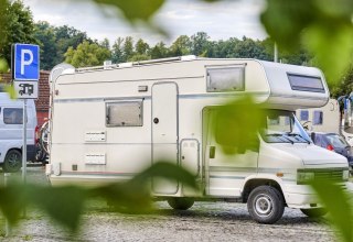 The motorhome site is located directly at the harbor. // &copy; Florian Trykowsk