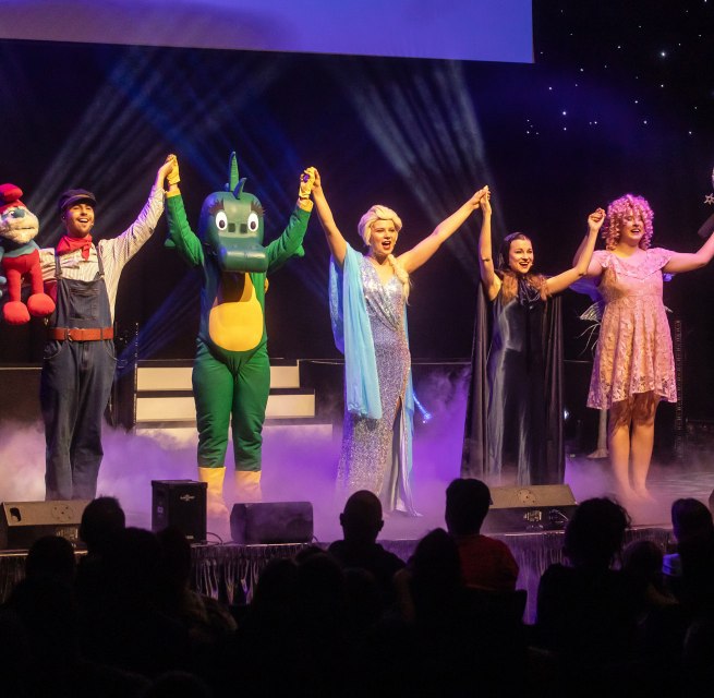 De cast van Hakuna Matata staat samen op het podium. // &copy; Whynot Events GmbH