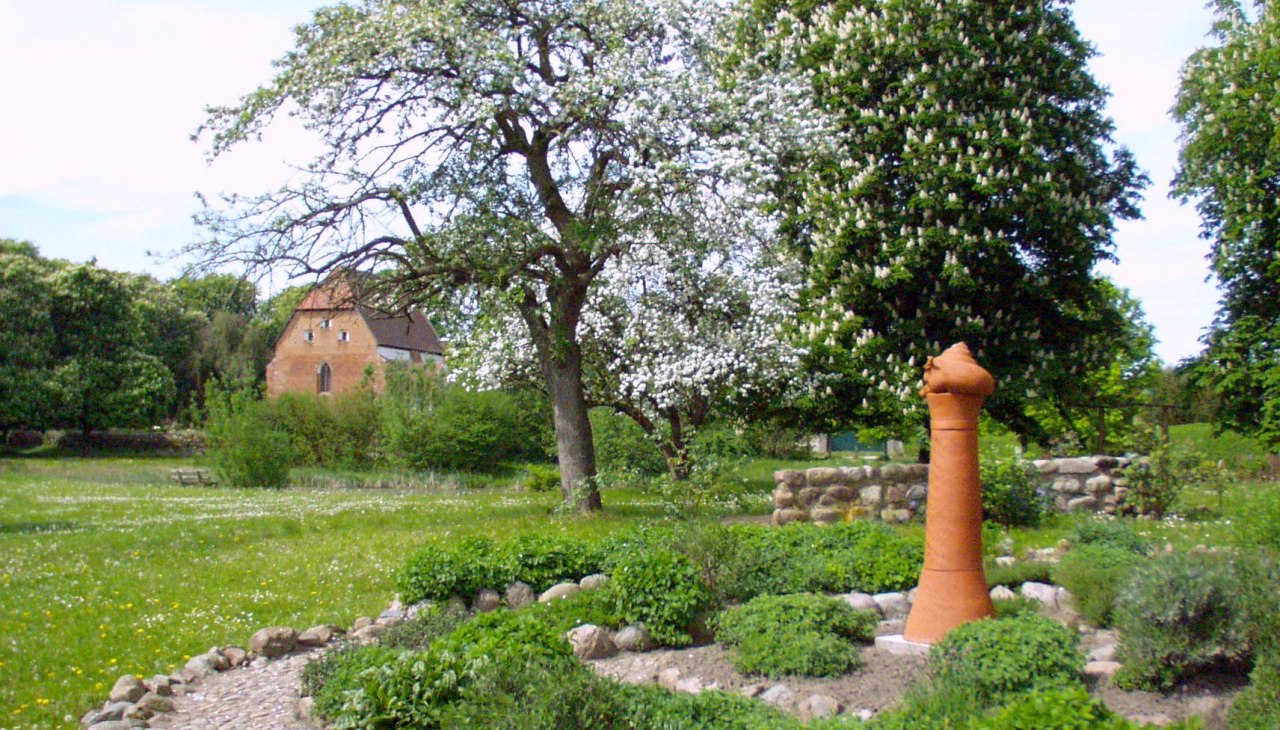 Kruidenslak en rozentuin in het weidepark, © Förderverein der Heimat- und Kulturpflege Walkendorf