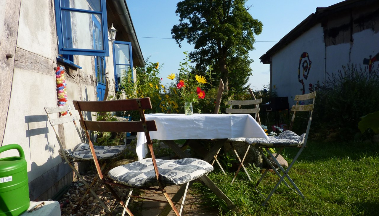 Kreatywna atmosfera pracy przed budynkiem Kunsthaus, © Anja Röhl Kreatywna atmosfera pracy przed budynkiem Kunsthaus, © Anja Röhl