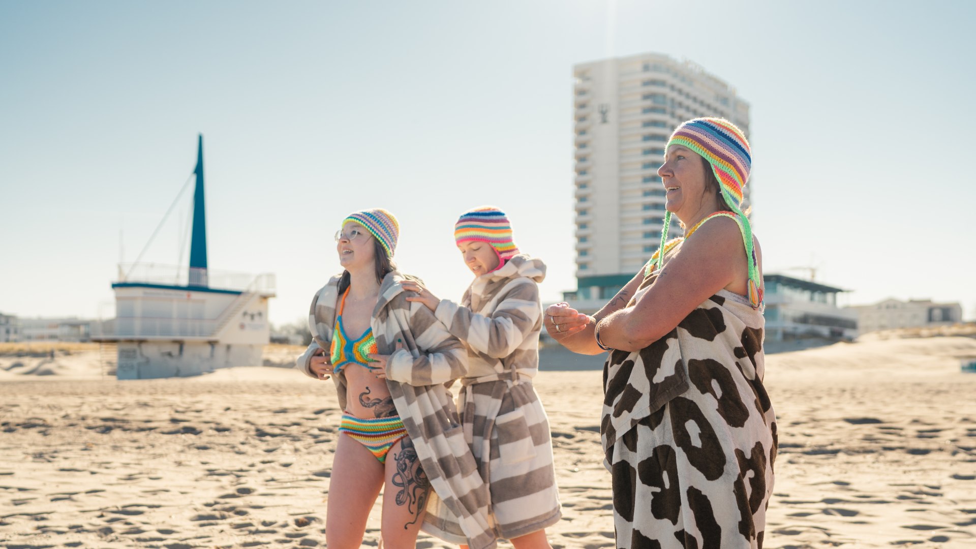 The family goes ice swimming in winter at the Warnem&uuml;nde rescue tower. // &copy; MV-T/Gross