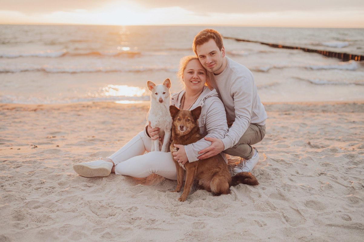 Couple photo shoot with dog at sunset on the Baltic Sea beach // &copy; Deine Hundefotografin