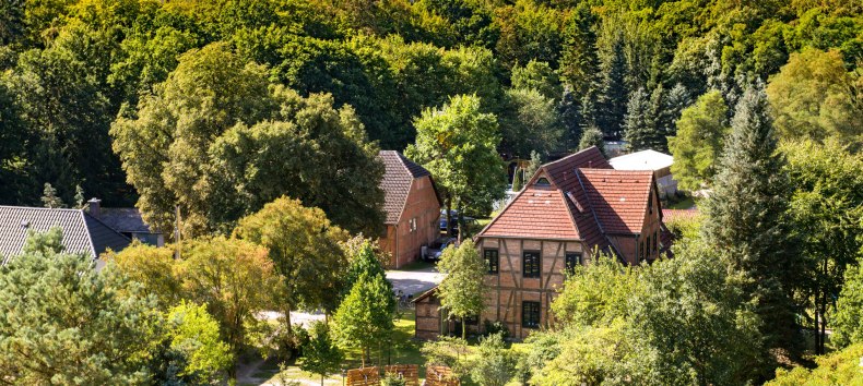 Blick von oben auf den Forst- und Köhlerhof in der Rostocker Heide // © TZRW/Th. Ulrich Blick von oben auf den Forst- und Köhlerhof in der Rostocker Heide // © TZRW/Th. Ulrich