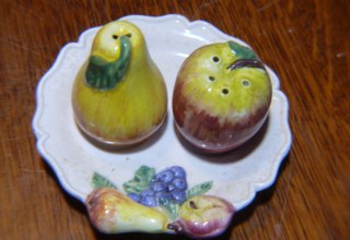 Fruit salt and pepper shaker, © Peter Ramsch