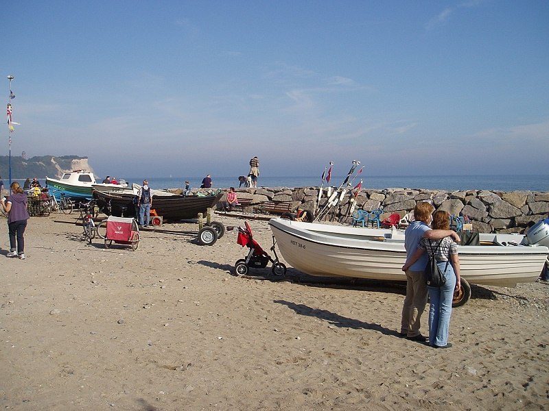 Łódź rybacka na plaży w Vitt, w tle widać przylądek Arkona, © Tourismuszentrale Rügen