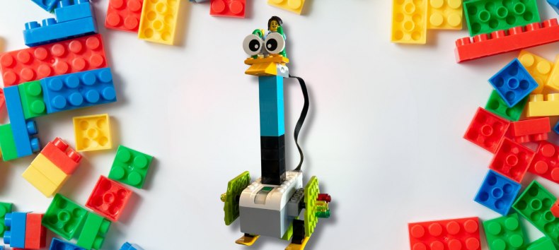 En lille robot er bygget og programmeret af Lego og projiceres på en hvid baggrund. // © Stadtbibliothek Stralsund En lille robot er bygget og programmeret af Lego og projiceres på en hvid baggrund. // © Stadtbibliothek Stralsund
