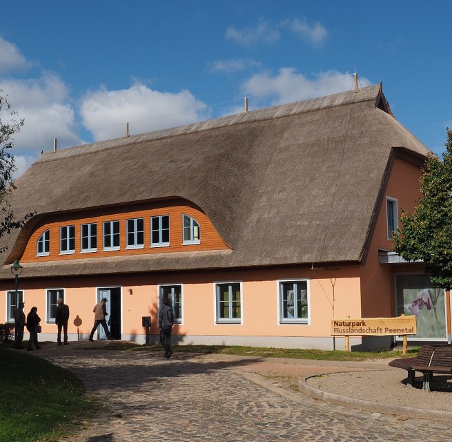 Buitenaanzicht van het bezoekersinformatiecentrum van het Natuurpark rivierlandschap Peenedal, © Harald Karl