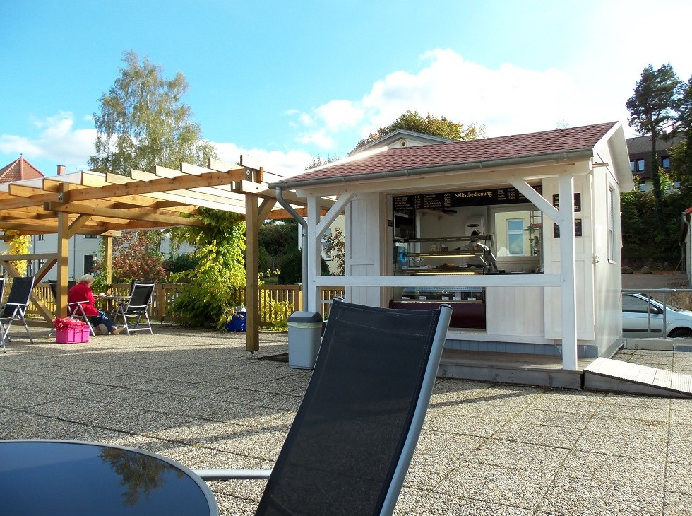 Dom sprzedaży na tarasie z maszyną do lodów, ekspresem do kawy i ladą z ciastami, © Tortenmarie Photo Dom sprzedaży na tarasie z maszyną do lodów, ekspresem do kawy i ladą z ciastami, © Tortenmarie Photo